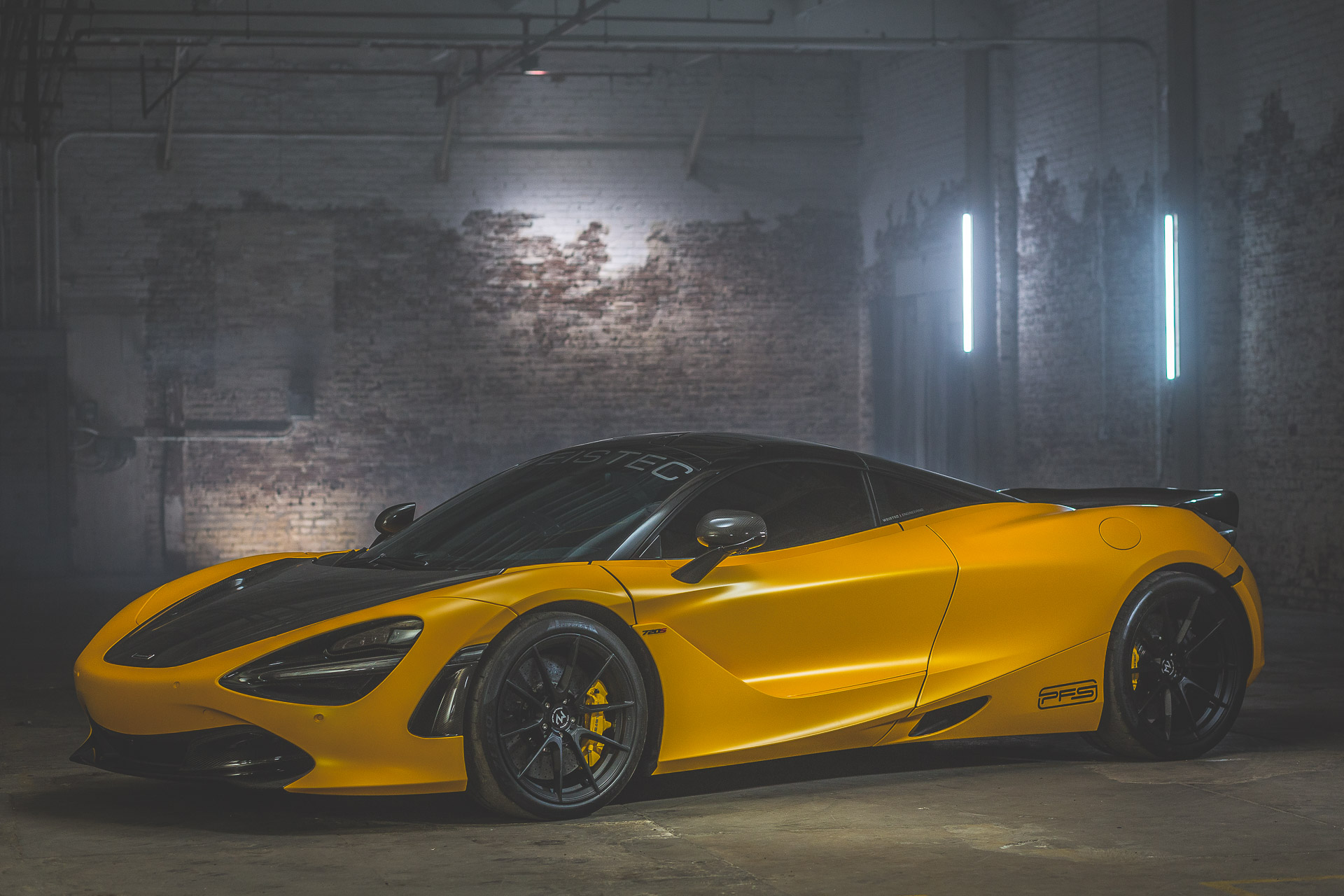 Макларен 720s со спойлером